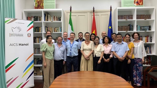 Il Team di AICS Hanoi e la dott.ssa Margherita Lulli, prossima Titolare di Sede